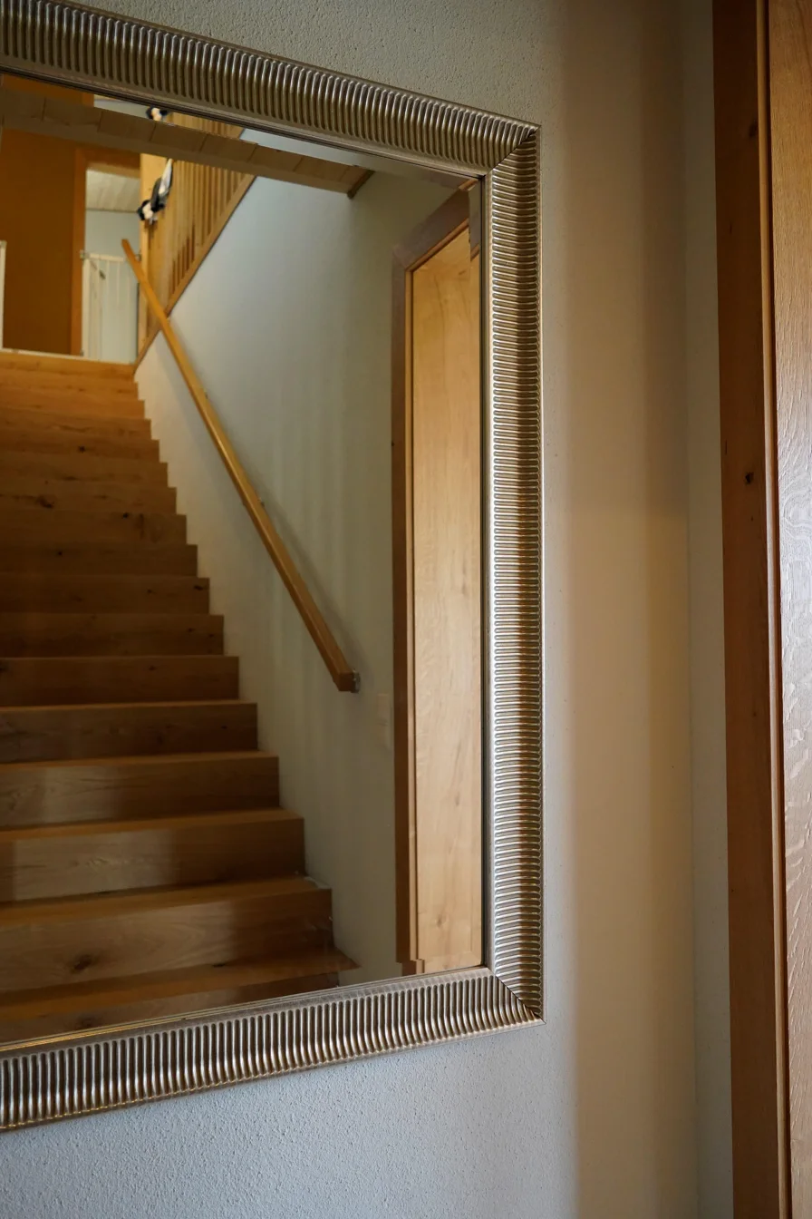 Lichtdurchfluteter Innenraum mit Holzoberflächen
